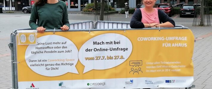 18.08.2021: Austausch zum Thema Coworking: Meike und Linn auf dem Ahauser Rathausplatz